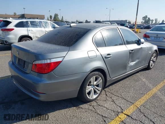 2010 BMW 5 Series 528i z VIN WBANU5C5XAC128449, wystawiony jako IAAI lot #43295875 z przebiegiem 200 645 mil mil oraz . Historia ofert i sprzedaży dostępna na DreamBid. Obrazek 4.