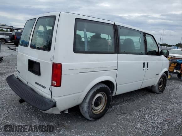 2000 Chevrolet Astro с VIN 1GNDM19W9YB135987, выставлен на аукционе Copart как лот 70085365 с пробегом 133 758 миль миль и Списание • Salvage title. История ставок и продаж доступна на DreamBid. Изображение 3.