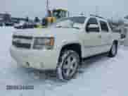 2011 Chevrolet Avalanche LTZ z VIN 3GNTKGE32BG119404, wystawiony jako IAAI lot #43205064 z przebiegiem 186 120 mil mil oraz . Historia ofert i sprzedaży dostępna na DreamBid. Obrazek 2.