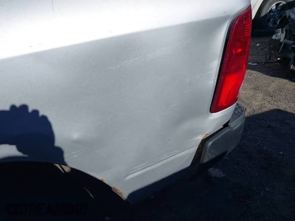 2018 Ram 1500 Express z VIN 3C6RR6KG2JG225759, wystawiony jako IAAI lot #41238504 z przebiegiem 123 991 mil mil oraz . Historia ofert i sprzedaży dostępna na DreamBid. Obrazek 6.