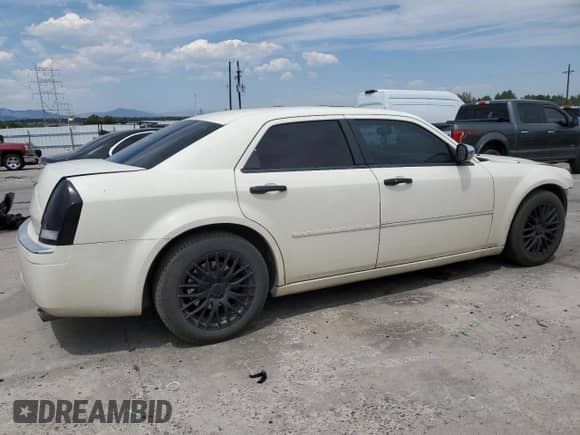 2006 Chrysler 300 C with VIN 2C3KA63H36H145939, listed as a Copart auction lot 67796215 with 198,617 mi miles and Salvage title. Bid and sale history available at DreamBid. Image 3.