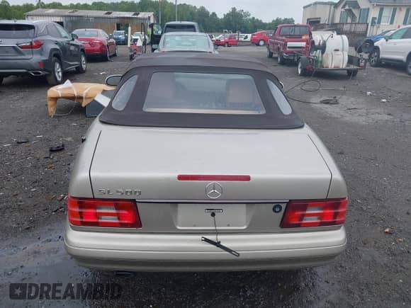 1999 Mercedes-Benz SL 500 z VIN WDBFA68F5XF172646, wystawiony jako IAAI lot #42696506 z przebiegiem 104 740 mil mil oraz . Historia ofert i sprzedaży dostępna na DreamBid. Obrazek 17.
