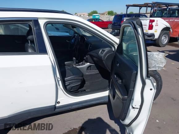 2018 Jeep Compass Latitude с VIN 3C4NJDBB1JT455503, выставлен на аукционе IAAI как лот 43194878 с пробегом Не указан миль и . История ставок и продаж доступна на DreamBid. Изображение 5.