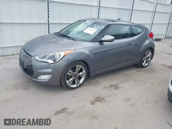 2013 Hyundai Veloster w/Black Int z VIN KMHTC6AD3DU118515, wystawiony jako IAAI lot #43223223 z przebiegiem 109 568 mil mil oraz . Historia ofert i sprzedaży dostępna na DreamBid. Obrazek 2.