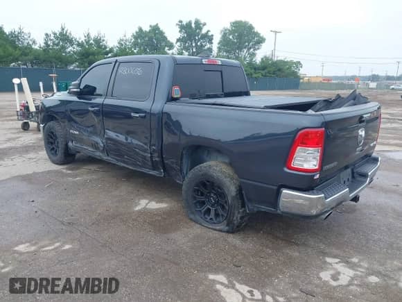 2020 Ram 1500 Lone Star z VIN 1C6SRFFT2LN348660, wystawiony jako IAAI lot #42800656 z przebiegiem 87 634 mil mil oraz . Historia ofert i sprzedaży dostępna na DreamBid. Obrazek 3.