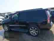 2017 Cadillac Escalade Luxury z VIN 1GYS3BKJ4HR354882, wystawiony jako IAAI lot #41920813 z przebiegiem 122 982 mil mil oraz . Historia ofert i sprzedaży dostępna na DreamBid. Obrazek 14.