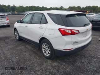 2019 Chevrolet Equinox LS z VIN 2GNAXHEV6K6107915, wystawiony jako IAAI lot #43204325 z przebiegiem 104 981 mil mil oraz . Historia ofert i sprzedaży dostępna na DreamBid. Obrazek 3.