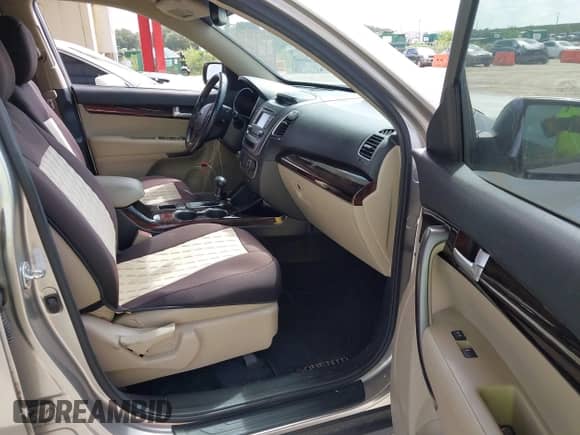 2014 Kia Sorento LX с VIN 5XYKT3A61EG527244, выставлен на аукционе IAAI как лот 43348527 с пробегом 142 856 миль миль и . История ставок и продаж доступна на DreamBid. Изображение 5.