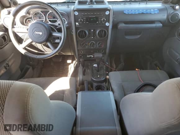 2007 Jeep Wrangler Unlimited Sahara z VIN 1J4GA59127L101693, wystawiony jako Copart lot #84449745 z przebiegiem 226 790 mil mil oraz Szkoda całkowita • Salvage title. Historia ofert i sprzedaży dostępna na DreamBid. Obrazek 8.