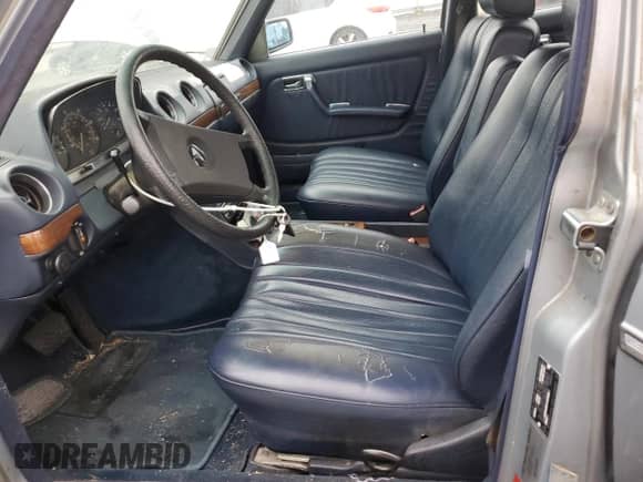 1984 Mercedes-Benz 300 D z VIN WDBAB33A2EA141026, wystawiony jako Copart lot #80811485 z przebiegiem 239 190 mil mil oraz Czysty tytuł • Clean title. Historia ofert i sprzedaży dostępna na DreamBid. Obrazek 7.