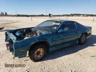 1991 Chevrolet Camaro z VIN 1G1FP23TXML198798, wystawiony jako Copart lot #79668634 z przebiegiem 102 914 mil mil oraz Czysty tytuł • Clean title. Historia ofert i sprzedaży dostępna na DreamBid. Obrazek 1.