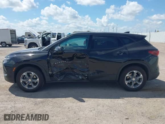 2023 Chevrolet Blazer LT z VIN 3GNKBHR44PS182819, wystawiony jako IAAI lot #42553957 z przebiegiem 48 281 mil mil oraz . Historia ofert i sprzedaży dostępna na DreamBid. Obrazek 14.