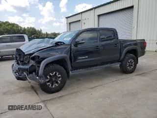 2017 Toyota Tacoma SR5 z VIN 5TFCZ5AN0HX104615, wystawiony jako Copart lot #70482485 z przebiegiem 60 383 mil mil oraz Szkoda całkowita • Salvage title. Historia ofert i sprzedaży dostępna na DreamBid. Obrazek 1.