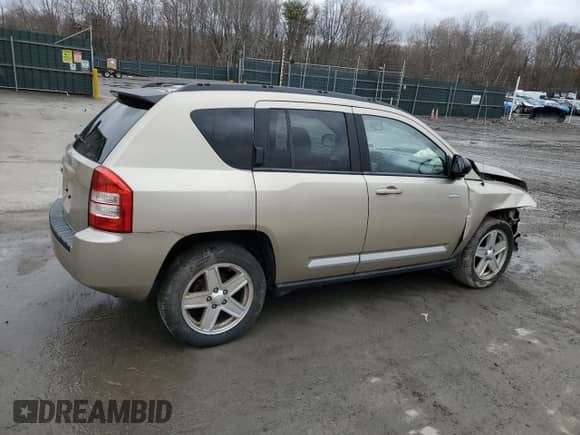 2010 Jeep Compass Latitude с VIN 1J4NF1FB5AD623461, выставлен на аукционе Copart как лот 49132315 с пробегом 113 496 миль миль и Списание • Salvage title. История ставок и продаж доступна на DreamBid. Изображение 3.