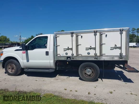 2011 Ford F-250 XL z VIN 1FDBF2A68BEB57606, wystawiony jako IAAI lot #43437311 z przebiegiem 197 116 mil mil oraz . Historia ofert i sprzedaży dostępna na DreamBid. Obrazek 14.