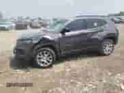 2023 Jeep Compass Latitude Lux z VIN 3C4NJDFN8PT559578, wystawiony jako Copart lot #67196165 z przebiegiem Nie podano mil oraz Szkoda całkowita • Salvage title. Historia ofert i sprzedaży dostępna na DreamBid. Obrazek 1.