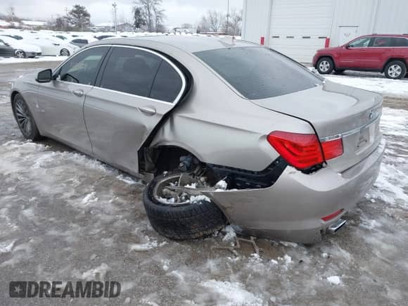 2011 BMW 7 Series 740Li z VIN WBAKB4C54BC574892, wystawiony jako IAAI lot #41165432 z przebiegiem 115 489 mil mil oraz . Historia ofert i sprzedaży dostępna na DreamBid. Obrazek 3.