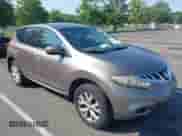 2011 Nissan Murano S z VIN JN8AZ1MWXBW178971, wystawiony jako IAAI lot #43004624 z przebiegiem 98 535 mil mil oraz . Historia ofert i sprzedaży dostępna na DreamBid. Obrazek 12.