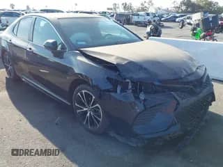 2019 Toyota Camry SE z VIN 4T1B11HK1KU704880, wystawiony jako IAAI lot #43241503 z przebiegiem 96 395 mil mil oraz . Historia ofert i sprzedaży dostępna na DreamBid. Obrazek 1.