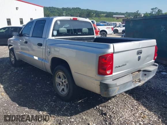 2008 Dodge Dakota SXT with VIN 1D7HE38K58S581304, listed as a IAAI auction lot 42804929 with 257,211 mi miles and . Bid and sale history available at DreamBid. Image 3.