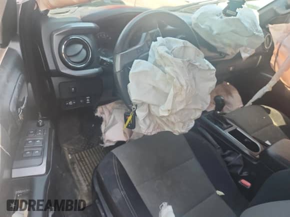 2020 Toyota Tacoma SR5 z VIN 3TMCZ5AN3LM365185, wystawiony jako Copart lot #65887715 z przebiegiem 123 533 mil mil oraz Szkoda całkowita • Salvage title. Historia ofert i sprzedaży dostępna na DreamBid. Obrazek 8.