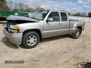 2002 GMC Sierra 1500 Denali z VIN 2GTFK69U921333849, wystawiony jako Copart lot #43101304 z przebiegiem 267 354 mil mil oraz Szkoda całkowita • Salvage title. Historia ofert i sprzedaży dostępna na DreamBid. Obrazek 1.
