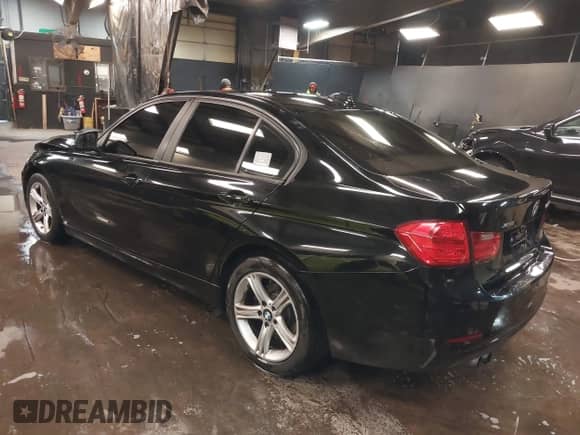 2013 BMW 3 Series 328i xDrive z VIN WBA3B3G53DNR80324, wystawiony jako IAAI lot #41490385 z przebiegiem 177 026 mil mil oraz . Historia ofert i sprzedaży dostępna na DreamBid. Obrazek 3.