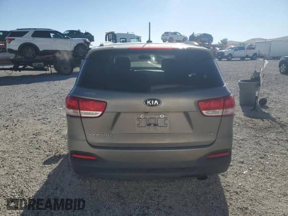 2017 Kia Sorento LX z VIN 5XYPG4A5XHG307127, wystawiony jako Copart lot #85592015 z przebiegiem 124 459 mil mil oraz Szkoda całkowita • Salvage title. Historia ofert i sprzedaży dostępna na DreamBid. Obrazek 6.