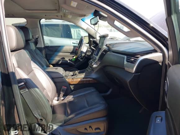 2019 Chevrolet Suburban LT z VIN 1GNSCHKC6KR364869, wystawiony jako IAAI lot #43414630 z przebiegiem 224 035 mil mil oraz . Historia ofert i sprzedaży dostępna na DreamBid. Obrazek 5.