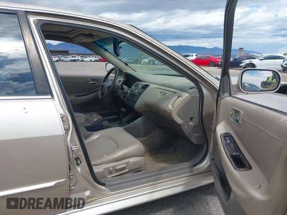 2001 Honda Accord EX z VIN 1HGCG16551A003412, wystawiony jako IAAI lot #43313856 z przebiegiem 277 413 mil mil oraz . Historia ofert i sprzedaży dostępna na DreamBid. Obrazek 5.