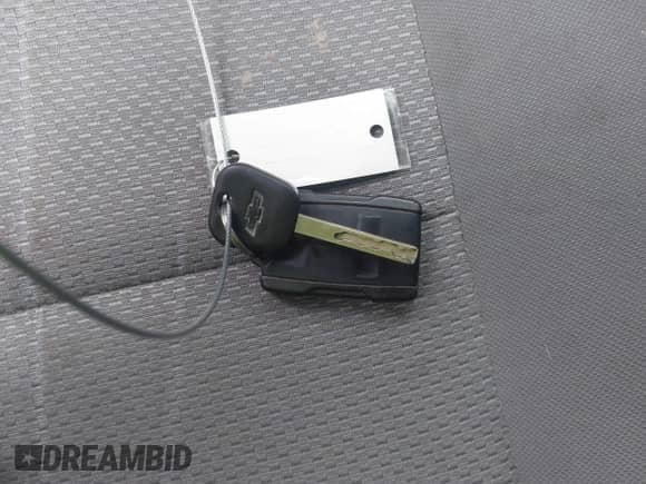 2017 Chevrolet Silverado 1500 LS z VIN 1GCRCNEH1HZ332501, wystawiony jako IAAI lot #43319371 z przebiegiem 208 243 mil mil oraz . Historia ofert i sprzedaży dostępna na DreamBid. Obrazek 11.