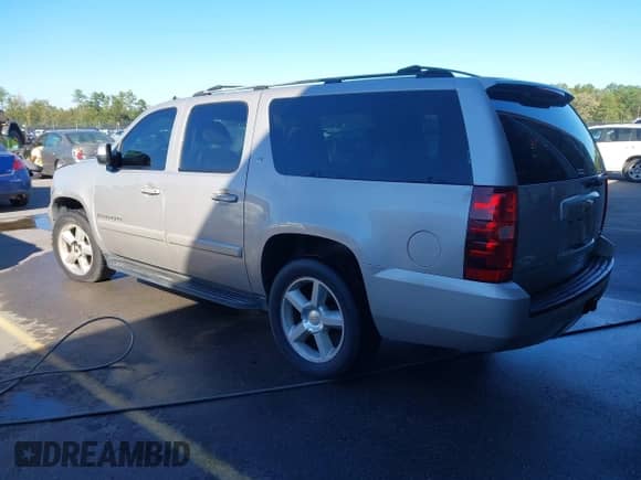 2007 Chevrolet Suburban LT with VIN 3GNFC160X7G216627, listed as a IAAI auction lot 43445940 with 312,650 mi miles and . Bid and sale history available at DreamBid. Image 3.