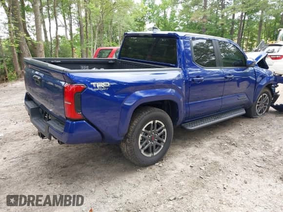 2024 Toyota Tacoma SR5 z VIN 3TMLB5JN5RM079724, wystawiony jako IAAI lot #42507488 z przebiegiem 6 543 mil mil oraz . Historia ofert i sprzedaży dostępna na DreamBid. Obrazek 4.