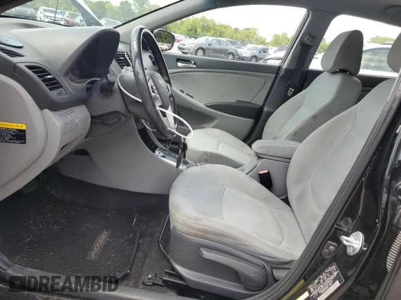 2014 Hyundai Accent SE z VIN KMHCU5AE1EU172235, wystawiony jako Copart lot #70777095 z przebiegiem 149 626 mil mil oraz Czysty tytuł • Clean title. Historia ofert i sprzedaży dostępna na DreamBid. Obrazek 7.