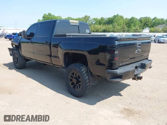 2017 Chevrolet Silverado 2500HD LT z VIN 1GC1KVEY2HF115380, wystawiony jako IAAI lot #42371106 z przebiegiem 85 281 mil mil oraz . Historia ofert i sprzedaży dostępna na DreamBid. Obrazek 3.