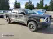 2005 Dodge Dakota Laramie z VIN 1D7HW58N35S193146, wystawiony jako Copart lot #83964685 z przebiegiem 159 839 mil mil oraz Szkoda całkowita • Salvage title. Historia ofert i sprzedaży dostępna na DreamBid. Obrazek 4.