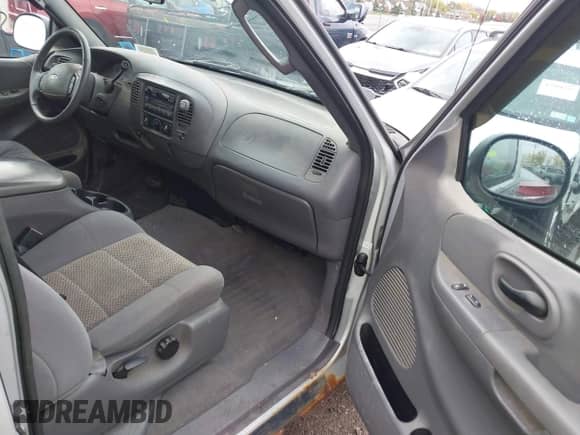 2003 Ford F-150 XL с VIN 1FTRX17213NB82511, выставлен на аукционе IAAI как лот 43583043 с пробегом Не указан миль и . История ставок и продаж доступна на DreamBid. Изображение 5.