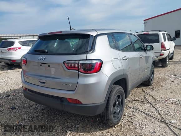 2020 Jeep Compass Sport z VIN 3C4NJDAB4LT256661, wystawiony jako IAAI lot #43300392 z przebiegiem 80 177 mil mil oraz . Historia ofert i sprzedaży dostępna na DreamBid. Obrazek 4.