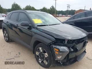 2025 Hyundai Kona SEL z VIN KM8HB3AB5SU221602, wystawiony jako IAAI lot #43213187 z przebiegiem 8 726 mil mil oraz . Historia ofert i sprzedaży dostępna na DreamBid. Obrazek 1.