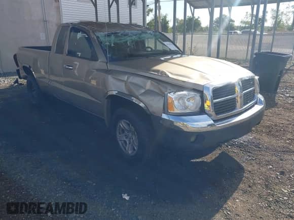 2005 Dodge Dakota SLT with VIN 1D7HE42K15S214328, listed as a IAAI auction lot 43347025 with 192,828 mi miles and . Bid and sale history available at DreamBid. Image 1.