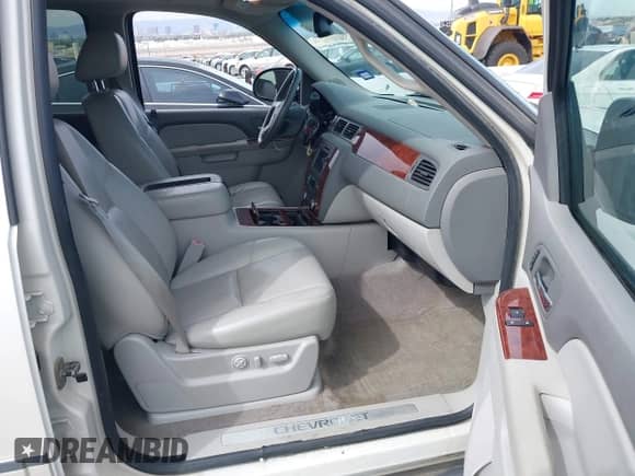 2010 Chevrolet Tahoe LTZ z VIN 1GNUCCE03AR238688, wystawiony jako IAAI lot #41775032 z przebiegiem 215 614 mil mil oraz . Historia ofert i sprzedaży dostępna na DreamBid. Obrazek 5.