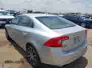 2018 Volvo S60 Inscription z VIN LYV402TK0JB160443, wystawiony jako IAAI lot #42439708 z przebiegiem 85 339 mil mil oraz . Historia ofert i sprzedaży dostępna na DreamBid. Obrazek 3.