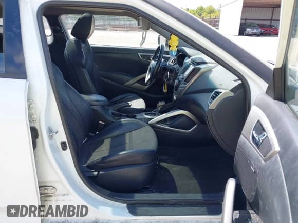 2013 Hyundai Veloster w/Black Int z VIN KMHTC6AD3DU178911, wystawiony jako IAAI lot #42951388 z przebiegiem 106 366 mil mil oraz . Historia ofert i sprzedaży dostępna na DreamBid. Obrazek 5.