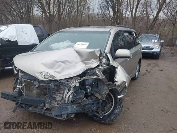 2015 Toyota Sienna XLE с VIN 5TDYK3DC9FS609094, выставлен на аукционе IAAI как лот 41133141 с пробегом 243 944 миль миль и . История ставок и продаж доступна на DreamBid. Изображение 21.