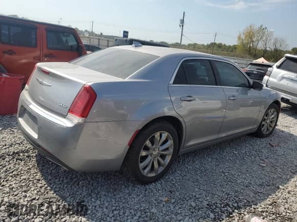 2017 Chrysler 300 Limited z VIN 2C3CCARG9HH552506, wystawiony jako Copart lot #80709055 z przebiegiem 226 803 mil mil oraz Czysty tytuł • Clean title. Historia ofert i sprzedaży dostępna na DreamBid. Obrazek 3.