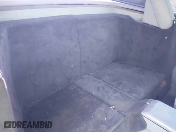 1990 Mercedes-Benz 500 z VIN WDBFA66E0LF010623, wystawiony jako IAAI lot #43500907 z przebiegiem 95 067 mil mil oraz . Historia ofert i sprzedaży dostępna na DreamBid. Obrazek 8.