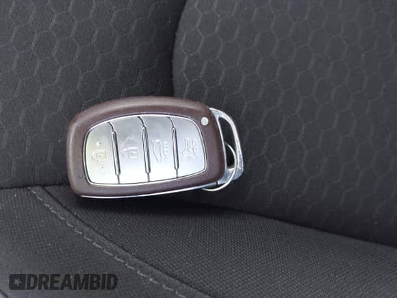 2020 Hyundai Elantra SEL z VIN KMHD84LFXLU926528, wystawiony jako IAAI lot #43230310 z przebiegiem 88 250 mil mil oraz . Historia ofert i sprzedaży dostępna na DreamBid. Obrazek 11.