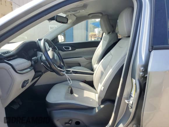 2022 Jeep Compass Latitude z VIN 3C4NJDBB3NT126436, wystawiony jako Copart lot #81163975 z przebiegiem 64 515 mil mil oraz Czysty tytuł • Clean title. Historia ofert i sprzedaży dostępna na DreamBid. Obrazek 7.