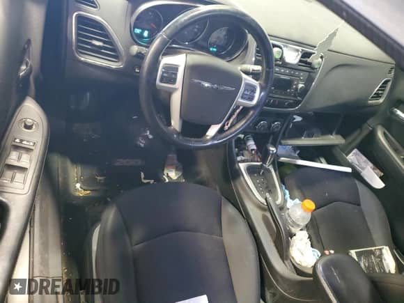 2013 Chrysler 200 Touring z VIN 1C3CCBBG7DN706695, wystawiony jako Copart lot #80703935 z przebiegiem 112 199 mil mil oraz Szkoda całkowita • Salvage title. Historia ofert i sprzedaży dostępna na DreamBid. Obrazek 8.