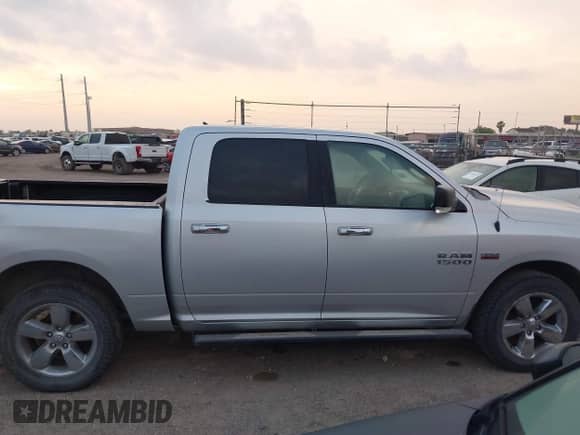 2016 Ram 1500 Outdoorsman z VIN 1C6RR7LT7GS235576, wystawiony jako IAAI lot #42109073 z przebiegiem 189 784 mil mil oraz . Historia ofert i sprzedaży dostępna na DreamBid. Obrazek 13.
